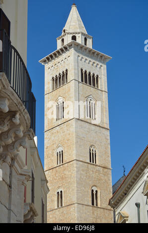 Campanile, la Chiesa Cattedrale di San Nicola Pellegrino, Trani, Puglia, Italia, Europa. Foto Stock