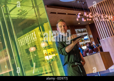 Cameriere azienda cocktail bevande. L'angolo ufficio Ristorante e Bar Martini. Centro di Denver. Colorado. Stati Uniti d'America Foto Stock