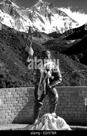 Sherpa Tenzing Norgay memorial Stupa, Namche Bazar village, campo base Everest trek, Parco Nazionale di Sagarmatha, regione di Khumbu Foto Stock