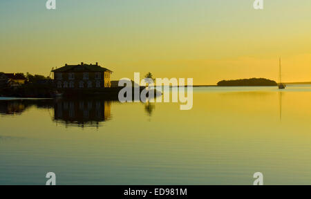 Paesaggio: tramonto sul mare, casa e piccolo albero sulla costa e la piccola isola sull orizzonte, registrati sulla grande isola Solovki (Solove Foto Stock
