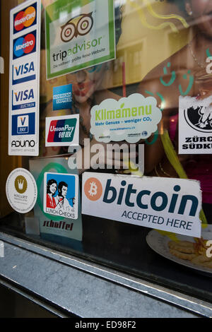 Zurigo, Svizzera. 02Jan, 2015. "Bitcoin accettati' segno nella finestra di 'Kafi Schoffel', un caffè bar nel centro cittadino di Zurigo che accetta Bitcoin come mezzo di pagamento e ospita un Bitcoin ATM. Credito: Erik Tham/Alamy Live News Foto Stock