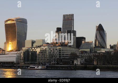 Il moderno skyline della città di Londra con il walkie talkie edificio, il Gherkin, Cheesegrater al tramonto sul Tamigi Foto Stock