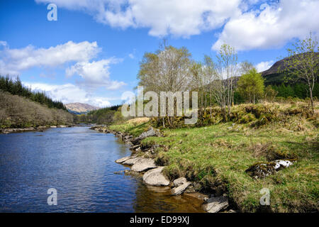 Il fiume Orchy fluente attraverso Glen Orchy nelle Highlands della Scozia Foto Stock