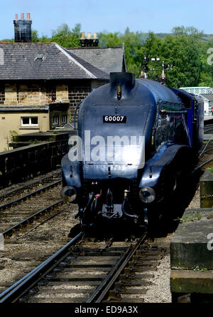 Il classico treno a vapore Sir Nigel Gresley solo lasciando Grosmont stazione sulla North York Moors Railway. Foto Stock