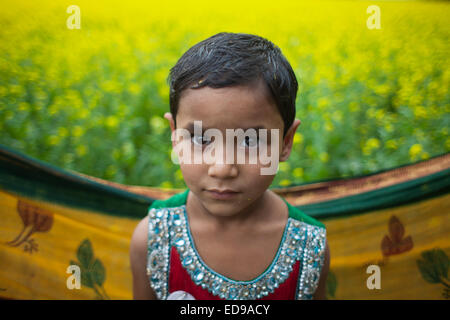 Bangladesh. 02Jan, 2015. I bambini che giocano nel campo passň in rassegna in Bangladesh. In inverno si approfondisce in questo paese che si trova athwart il tropico del Cancro e il paesaggio è colorata, in tutto il paese, con vaste fasce di campi di senape, prestito un impressionante, quasi magico di qualità quasi infinite viste attraverso le pianure deltizio. Credito: zakir hossain chowdhury zakir/Alamy Live News Foto Stock