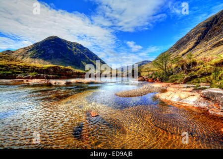 Le scene da Glen Etive guardando giù il Glen verso Loch Etive nelle Highlands, Scozia Foto Stock