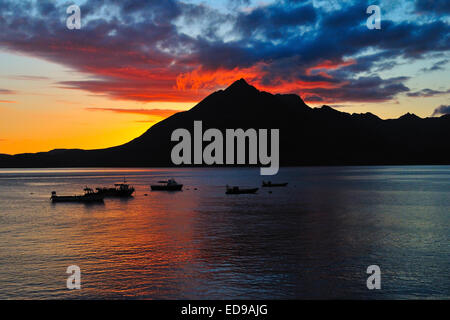 Un tramonto mozzafiato a Elgol oltre l'Cuillins sull'Isola di Skye in Scozia Foto Stock