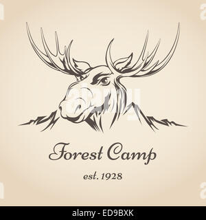 Forest Camp turistico o logo aziendale con testa di alce e il lato montagna disegnare in stile retrò Foto Stock