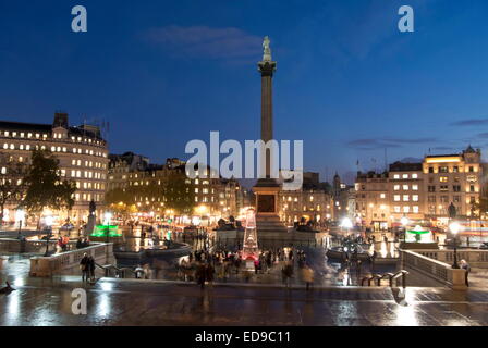 Nelson la colonna a Trafalgar Square, Westminster, London, Regno Unito - crepuscolo, inverno Foto Stock
