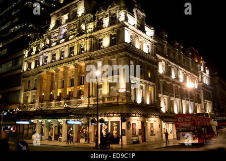 Sua Maestà il teatro di Haymarket nel West End di Londra, Regno Unito - notte; d'inverno. Foto Stock