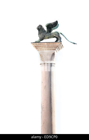 La colonna del leone alato, simbolo della città di Venezia, su un cielo bianco come sfondo Foto Stock