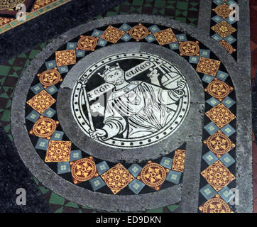 Piastrelle sul pavimento a Lichfield Cathedral, Staffordshire, Regno Unito Inghilterra WS13 7LD che conduce all'altare maggiore Foto Stock