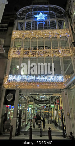 Barton Victorian 1871 Shopping Arcade, Manchester a Natale di notte, con luci, Barton Sq, Manchester, Inghilterra, REGNO UNITO, M3 2BH Foto Stock