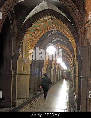 All'interno di un corridoio del classico municipio gotico vittoriano di Manchester, Albert Square, Lancashire, Inghilterra UK Foto Stock