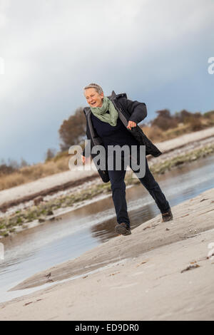 Felice Coppia matura rilassante mare baltico dune in autunno Foto Stock