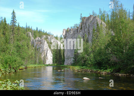 Rocce sul fiume Big Sarjuga. Foresta vergine di Komi, taiga nella cresta Chernyshov. Foto Stock