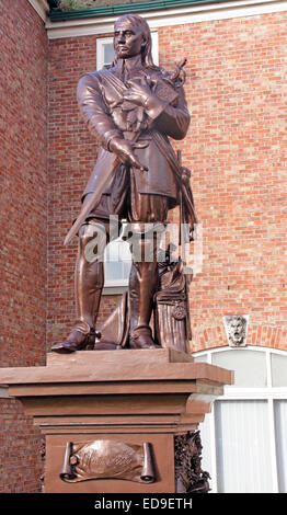 Oliver Cromwell statua,in piedi di motivi di Warrington Academy (custode) in Warrington, Cheshire, Inghilterra, Regno Unito Foto Stock