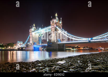 Gli anelli olimpici sono sospesi dal di sotto il Tower Bridge di Londra durante le Olimpiadi del 2012. Foto Stock