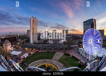 Vista fisheye da Birmingham la nuova libreria, guardando fuori attraverso l'estremità di coda del mercato tedesco. Foto Stock