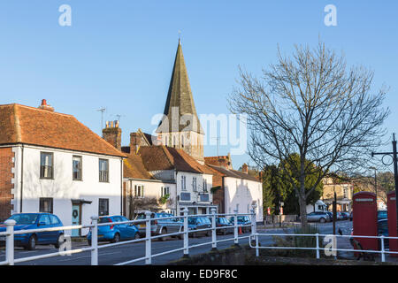 High Street nella cittadina di Stockbridge in west Hampshire con la vecchia chiesa di San Pietro (San Pietro) Foto Stock