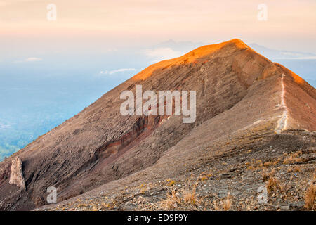 Il percorso di trekking sulla vetta del Gunung Agung (3142m), il più alto vulcano sull'isola di Bali, Indonesia. Foto Stock