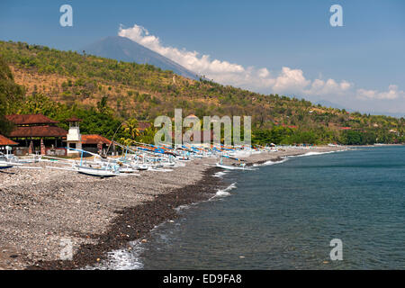 Vista del Monte Agung (3142) e Jemulek spiaggia vicino Amed sulla costa nordorientale di Bali, Indonesia. Foto Stock