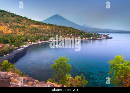 Vista del Monte Agung (3142) e Jemulek beach e il borgo nei pressi di Amed sulla costa nordorientale di Bali, Indonesia. Foto Stock