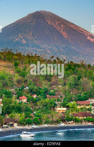 Vista del Monte Agung (3142) e Jemulek beach e il borgo nei pressi di Amed sulla costa nordorientale di Bali, Indonesia. Foto Stock