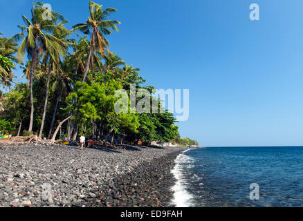 La spiaggia rocciosa a Tulamben vicino Amed sulla costa nordorientale di Bali, Indonesia. Foto Stock