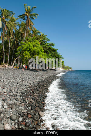 La spiaggia rocciosa a Tulamben vicino Amed sulla costa nordorientale di Bali, Indonesia. Foto Stock