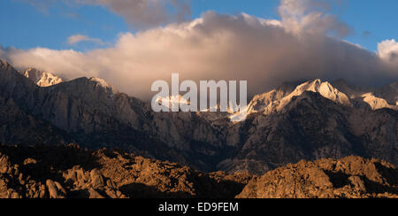 Bella luce colpisce la gamma della montagna sopra Alabama Hills Foto Stock