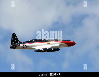 T-33 aereo jet vola ad alta quota con la bandiera degli Stati Uniti di colori Foto Stock