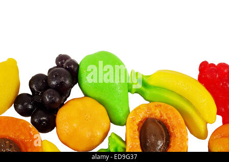 Gelatina colorata caramelle isolato su uno sfondo bianco Foto Stock