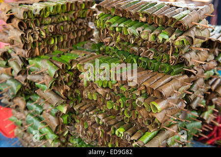 Laminati non identificato lascia in vendita nel mercato di Wuring villaggio di pescatori vicino a Maumere sull isola di Flores, Indonesia. Foto Stock