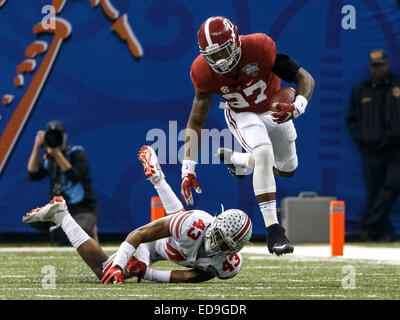 1 gennaio 2015: Alabama Crimson Tide running back Derrick Henry (27) salta passato un diving Ohio State Buckeyes linebacker Darron Lee (43) durante l'Allstate Sugar Bowl gioco tra la Ohio State Buckeyes e Alabama Crimson Tide al Mercedes-Benz Superdome di New Orleans, LA. Il Buckeyes sconfitto il Crimson Tide 42-35. Foto Stock