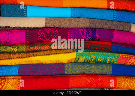 Luminose colorate coperte artigianali a un messicano craft market. Foto Stock