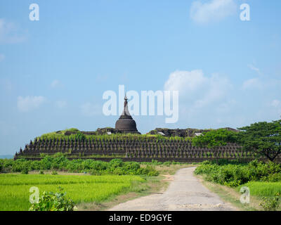 Il Koe-thaung tempio, il Tempio del Buddha di 90.000, costruito da Re Min Dikkha durante gli anni 1554-1556 in Mrauk U, Rakhin Foto Stock