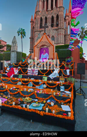 Un altare per il cantante TEHUA O MARIA DEL ROSARIO STRISCE GRACIELO TREJO nel Jardin durante il giorno del DEADc 2014 - SAN MIGUE Foto Stock