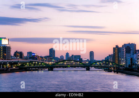 La scena della sera,ponte Umayabashi,Sumida River,Tokyo Giappone Foto Stock