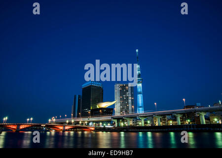 Scena notturna,ponte Azumabashi e Tokyo Skytree,Sumida River,Tokyo Giappone Foto Stock