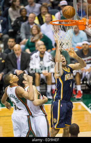 Milwaukee, WI, Stati Uniti d'America. Il 2 gennaio, 2015. Indiana Pacers avanti Luis Scola (4) punteggi durante il gioco NBA tra Indiana Pacers e il Milwaukee Bucks a BMO Harris Bradley Center di Milwaukee, WI. Pacers ha sconfitto i Bucks 94-91. John Fisher/CSM/Alamy Live News Foto Stock