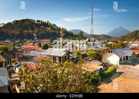 La città di Bajawa e Monte Inerie vulcano sull isola di Flores, Nusa Tenggara orientale, Indonesia. Foto Stock