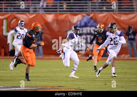 Tempe, Arizona, Stati Uniti. 02Jan, 2015. ; Tempe, AZ, Stati Uniti d'America; Washington Huskies defensive back Budda Baker (32) restituisce una intercettazione contro la Oklahoma State Cowboys durante il 2015 Cactus coppa a Sun Devil Stadium. Joe Camporeale/Cal Sport Media Credito: Cal Sport Media/Alamy Live News Foto Stock