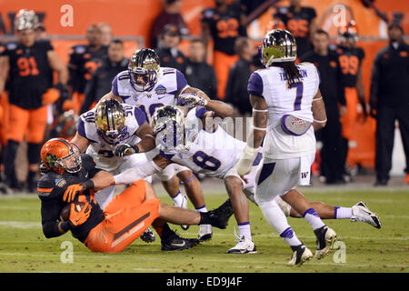 Tempe, Arizona, Stati Uniti. 02Jan, 2015. ; Tempe, AZ, Stati Uniti d'America; Oklahoma State Cowboys fullback Jeremy Seaton (44) viene affrontato da Washington Huskies difensori durante il 2015 Cactus coppa a Sun Devil Stadium. Joe Camporeale/Cal Sport Media Credito: Cal Sport Media/Alamy Live News Foto Stock