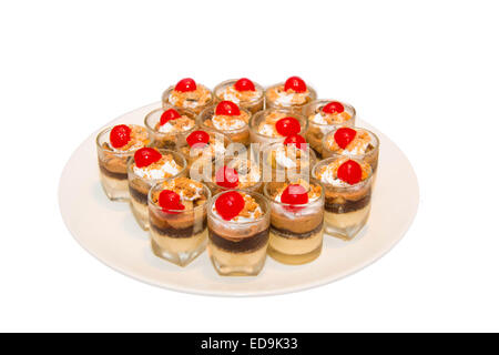 Banoffee pie in un mini vetro, versato con caremel e panna montata, deliziosa Foto Stock