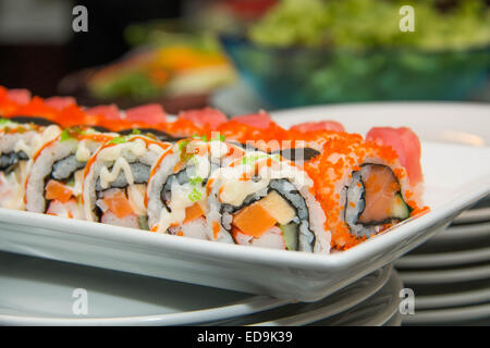 Un pesce Giapponese sushi roll sulla piastra bianca. Foto Stock