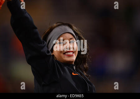 Tempe, Arizona, Stati Uniti. 02Jan, 2015. ; Tempe, AZ, Stati Uniti d'America; un Oklahoma State Cowboys cheerleader esegue contro il Washington Huskies durante il 2015 Cactus coppa a Sun Devil Stadium. Il cowboy ha vinto 30-22. Joe Camporeale/Cal Sport Media Credito: Cal Sport Media/Alamy Live News Foto Stock