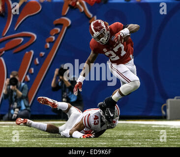 1 gennaio 2015: Alabama Crimson Tide running back Derrick Henry (27) salta passato un diving Ohio State Buckeyes linebacker Darron Lee (43) durante l'Allstate Sugar Bowl gioco tra la Ohio State Buckeyes e Alabama Crimson Tide al Mercedes-Benz Superdome di New Orleans, LA. Il Buckeyes sconfitto il Crimson Tide 42-35. Foto Stock