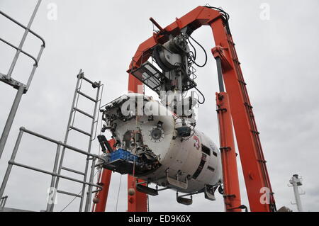 A bordo Xiangy Angchong, Oceano Indiano. 3 gennaio, 2015. Foto scattata a Gennaio 3, 2015 mostra la Cina del deep-sea presidiati sommergibile Jiaolong sul suo vettore Xiangyanghong 09 sull'Oceano Indiano. Jiaolong sabato ha continuato a tuffarsi nel sud-ovest dell'Oceano Indiano per esplorare attivo sfiati idrotermali al fondale marino. Credito: Xinhua/Alamy Live News Foto Stock