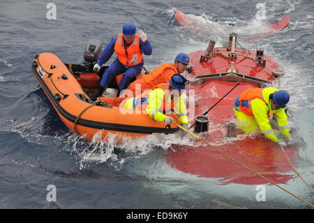 A bordo Xiangy Angchong, Oceano Indiano. 3 gennaio, 2015. Della Cina di deep-sea presidiati sommergibile Jiaolong è slegata dal suo vettore Xiangyanghong 09 sull'Oceano Indiano, Gen 3, 2015. Jiaolong sabato ha continuato a tuffarsi nel sud-ovest dell'Oceano Indiano per esplorare attivo sfiati idrotermali al fondale marino. Credito: Xinhua/Alamy Live News Foto Stock